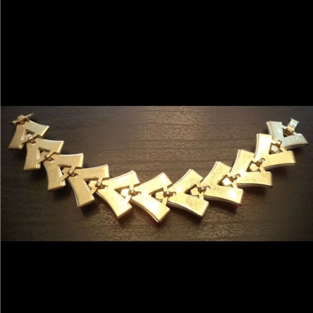Mid Century Modern Crown Trifari White and Gold Tone Chevron Bracelet7 7 1/4 - Picture 5 of 14